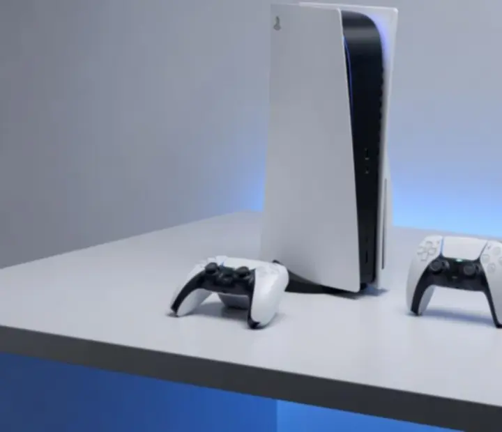 Nowoczesne akcesoria PlayStation, w tym kontroler, słuchawki i stacja dokująca na tle gamingowego biurka
